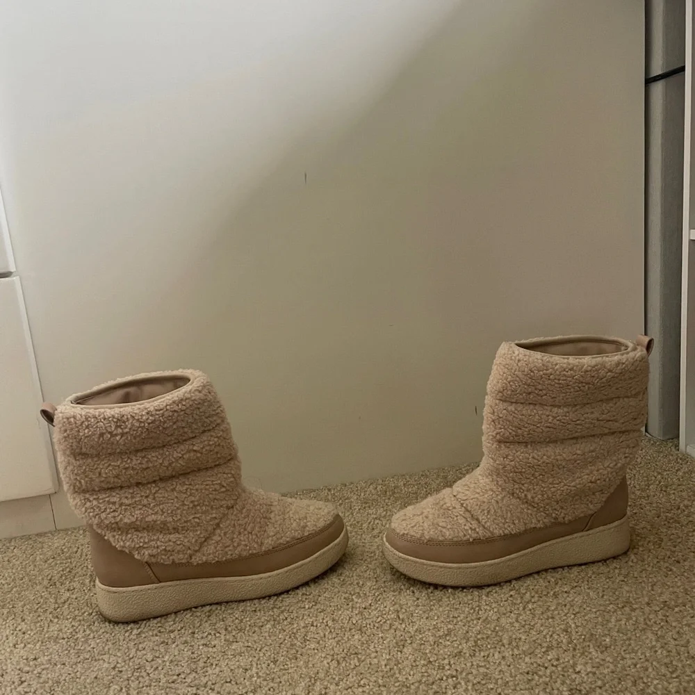 Target Sherpa Puffer Winter Boots - Cream/Tan - Size 6.5